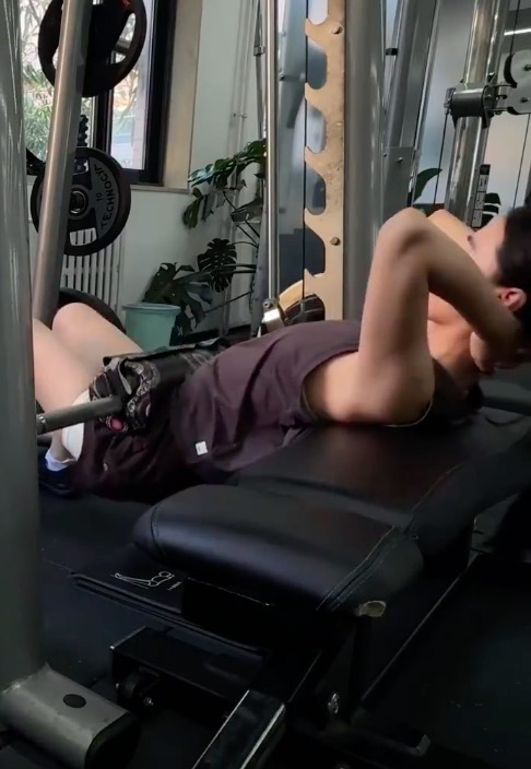 梁洁臀推90kg 甜妹外表下好强的爆发力