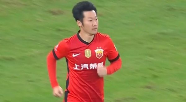 张吧策路 里程碑，海港中场徐新已为中国俱乐部出战200场比赛